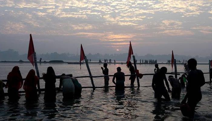 কার্তিক পূর্ণিমার পবিত্র গঙ্গাস্নানে জমজমাট হরিদ্বার, বারাণসী, ভুবনেশ্বর কার্তিক পূর্ণিমার পবিত্র গঙ্গাস্নানে জমজমাট হরিদ্বার, বারাণসী, ভুবনেশ্বর