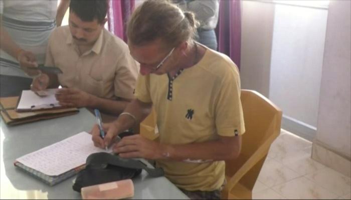 উত্তরপ্রদেশে রেল কনট্রাক্টরের হাতে নিগৃহীত জার্মান পর্যটক উত্তরপ্রদেশে রেল কনট্রাক্টরের হাতে নিগৃহীত জার্মান পর্যটক