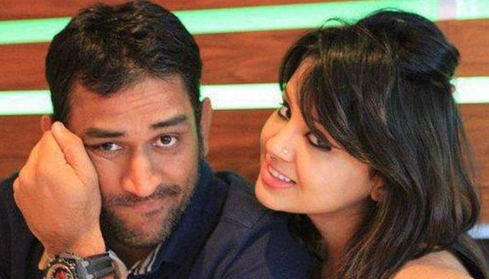 কোমর দুলিয়ে ভাইরাল ধোনি, হেসে খুন সাক্ষী! কোমর দুলিয়ে ভাইরাল ধোনি, হেসে খুন সাক্ষী!