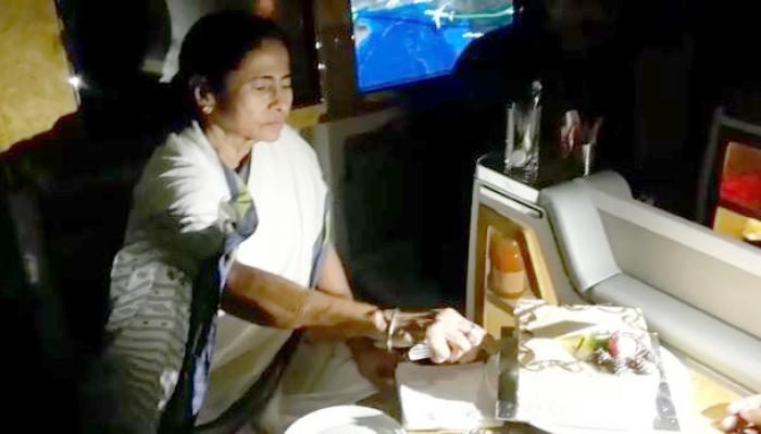 মাঝ আকাশে কেক কাটলেন বিলেতযাত্রী মমতা মাঝ আকাশে কেক কাটলেন বিলেতযাত্রী মমতা