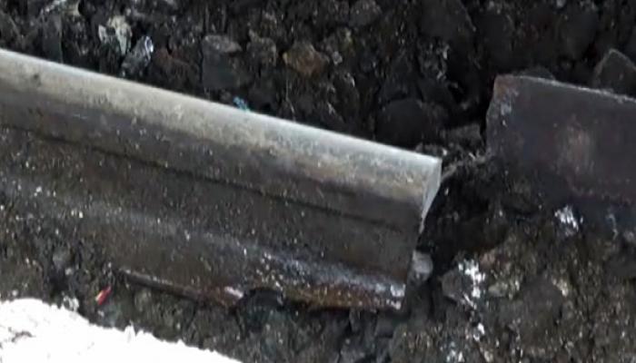 লাইনে ফাটল, ব্যাহত ট্রেন চলাচল লাইনে ফাটল, ব্যাহত ট্রেন চলাচল