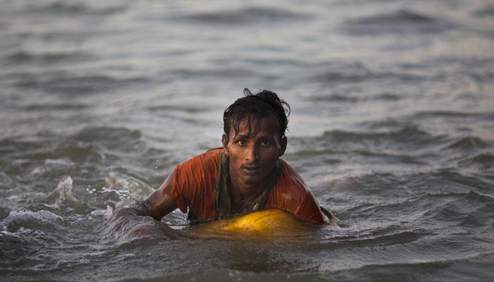 'সেনাদের হাতে মরার চেয়ে সমুদ্রের ঝাঁপ দেওয়া ভাল' 'সেনাদের হাতে মরার চেয়ে সমুদ্রের ঝাঁপ দেওয়া ভাল'
