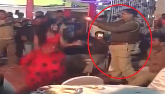 নাচ দেখে টাকা ওড়াচ্ছে পুলিস, ভাইরাল ভিডিও নাচ দেখে টাকা ওড়াচ্ছে পুলিস, ভাইরাল ভিডিও