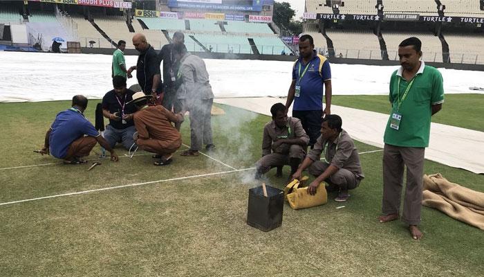 মেঘ-বৃষ্টির খেলায় পেন্ডুলামের মত দুলছে ভারত-শ্রীলঙ্কা প্রথম টেস্ট ম্যাচ! মেঘ-বৃষ্টির খেলায় পেন্ডুলামের মত দুলছে ভারত-শ্রীলঙ্কা প্রথম টেস্ট ম্যাচ!