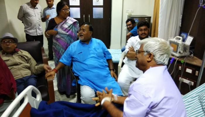 সুজন চক্রবর্তীকে দেখতে হাসপাতালে পার্থ সুজন চক্রবর্তীকে দেখতে হাসপাতালে পার্থ