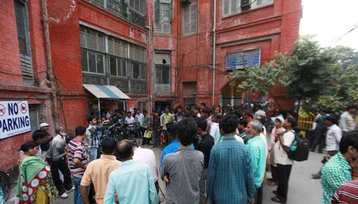 টাকা নিতে গিয়ে এসএসকেএমে হাতেনাতে পাকড়াও ২ দালাল টাকা নিতে গিয়ে এসএসকেএমে হাতেনাতে পাকড়াও ২ দালাল
