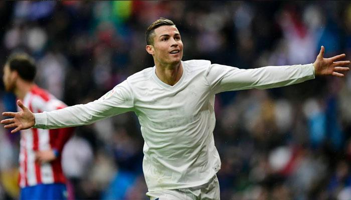 নিরাপত্তা বেষ্টনী ভেঙে রোনাল্ডোর সঙ্গে সেলফি তোলার চেষ্টা সমর্থকের! নিরাপত্তা বেষ্টনী ভেঙে রোনাল্ডোর সঙ্গে সেলফি তোলার চেষ্টা সমর্থকের!