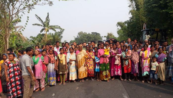 ওদলাবাড়িতে বিক্ষোভ, জাতীয় সড়ক অবরোধ গ্রামবাসীদের ওদলাবাড়িতে বিক্ষোভ, জাতীয় সড়ক অবরোধ গ্রামবাসীদের