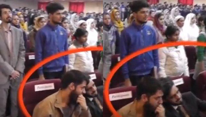 জাতীয় সঙ্গীতের সময় দাঁড়াতে অস্বীকার, নিজস্বীতে ব্যস্ত দুই পড়ুয়া, দেখুন ভিডিও জাতীয় সঙ্গীতের সময় দাঁড়াতে অস্বীকার, নিজস্বীতে ব্যস্ত দুই পড়ুয়া, দেখুন ভিডিও