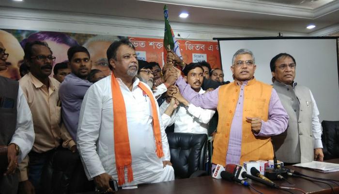 মুকুলের হাত ধরে বিজেপিতে সিঙ্গুরের চাষিরা মুকুলের হাত ধরে বিজেপিতে সিঙ্গুরের চাষিরা