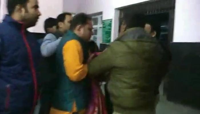 ফুটপাথবাসীদের কম্বল বিতরণে বিজেপিকে বাধা দেওয়ার অভিযোগ 'মদ্যপ পুলিসে'র বিরুদ্ধে ফুটপাথবাসীদের কম্বল বিতরণে বিজেপিকে বাধা দেওয়ার অভিযোগ 'মদ্যপ পুলিসে'র বিরুদ্ধে