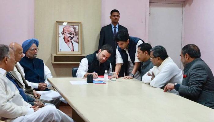 সভাপতি পদে মনোনয়নপত্র জমা দিলেন রাহুল, পারফরম্যান্স ছাড়াই প্রোমোশন কটাক্ষ বিজেপির সভাপতি পদে মনোনয়নপত্র জমা দিলেন রাহুল, পারফরম্যান্স ছাড়াই প্রোমোশন কটাক্ষ বিজেপির