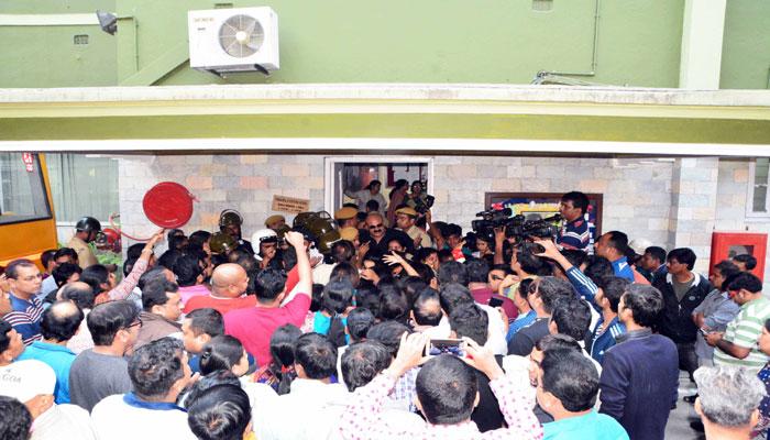 এখনই জট কাটছে না, অভিভাবকদের লেখা জিডি বিড়লা কর্তৃপক্ষের চিঠিতে অমার্জনীয় ত্রুটি এখনই জট কাটছে না, অভিভাবকদের লেখা জিডি বিড়লা কর্তৃপক্ষের চিঠিতে অমার্জনীয় ত্রুটি