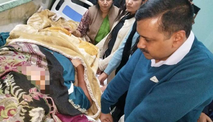 দিল্লির নারেলার ঘটনায় নির্যাতিতার সঙ্গে দেখা করলেন কেজরিওয়াল দিল্লির নারেলার ঘটনায় নির্যাতিতার সঙ্গে দেখা করলেন কেজরিওয়াল