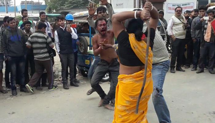 স্ত্রীকে পুড়িয়ে মারার চেষ্টা, হাসপাতাল গনপিটুনি স্বামীকে স্ত্রীকে পুড়িয়ে মারার চেষ্টা, হাসপাতাল গনপিটুনি স্বামীকে