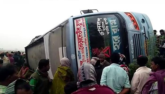 পশ্চিম মেদিনীপুরে জোড়া দুর্ঘটনায় আহত ২২ পশ্চিম মেদিনীপুরে জোড়া দুর্ঘটনায় আহত ২২