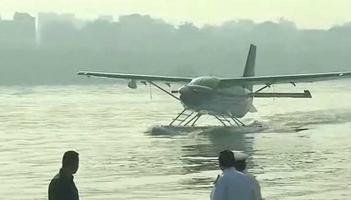 স্লগ ওভারে 'বিকাশের' সি-প্লেনে মোদী স্লগ ওভারে 'বিকাশের' সি-প্লেনে মোদী