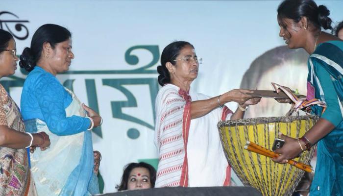 বাঁকুড়ার সভায় বিজেপিকে নিশানা করলেন মমতা বন্দ্যোপাধ্যায় বাঁকুড়ার সভায় বিজেপিকে নিশানা করলেন মমতা বন্দ্যোপাধ্যায়