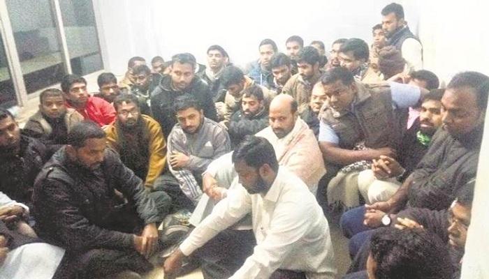 প্রার্থনা সঙ্গীত গাওয়ায় আটক ৩০ যাজক, জ্বালানো হল গাড়িও প্রার্থনা সঙ্গীত গাওয়ায় আটক ৩০ যাজক, জ্বালানো হল গাড়িও