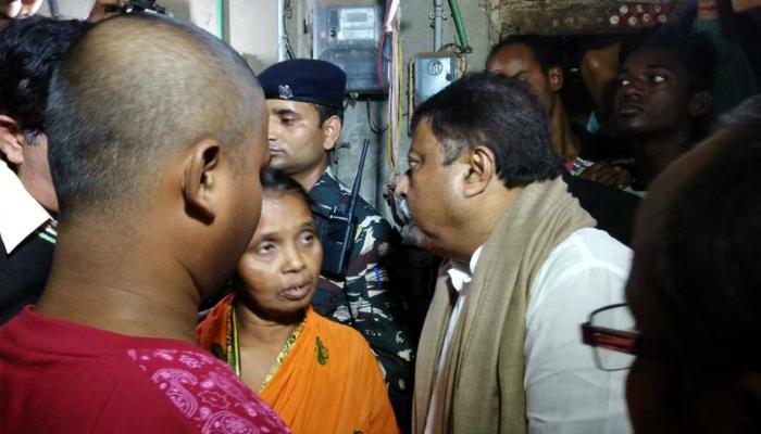 আমতায় মুকুল রায়কে ঘিরে বিক্ষোভ তৃণমূলের আমতায় মুকুল রায়কে ঘিরে বিক্ষোভ তৃণমূলের