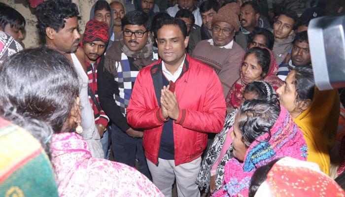 প্রকাশ্যে শৌচকর্ম রুখতে কাকভোরে নদীর চরে হাজির জেলাশাসক প্রকাশ্যে শৌচকর্ম রুখতে কাকভোরে নদীর চরে হাজির জেলাশাসক