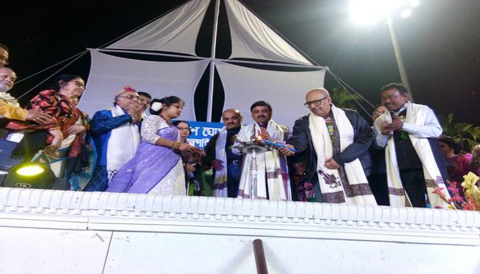 শীতের পরশে জমে উঠেছে জলপাইগুড়ি বইমেলা শীতের পরশে জমে উঠেছে জলপাইগুড়ি বইমেলা