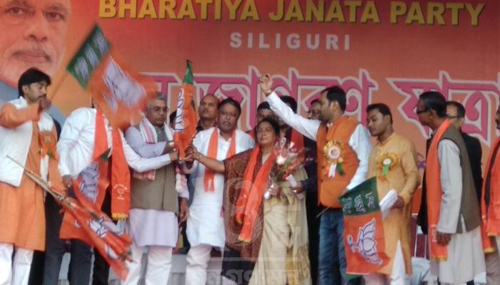মুকুলের উপস্থিতিতে পদ্ম পতাকা হাতে নিলেন 'একদা দাপুটে' তৃণমূলনেত্রী মুকুলের উপস্থিতিতে পদ্ম পতাকা হাতে নিলেন 'একদা দাপুটে' তৃণমূলনেত্রী