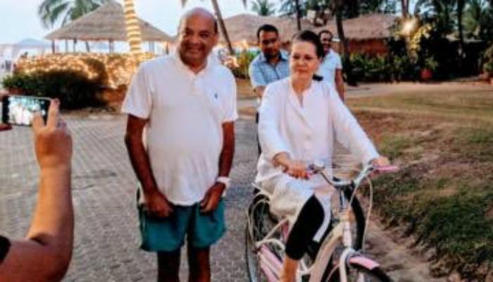 ছেলেকে দায়িত্ব দিয়ে গোয়ায় ছুটি কাটাচ্ছেন সনিয়া গান্ধী ছেলেকে দায়িত্ব দিয়ে গোয়ায় ছুটি কাটাচ্ছেন সনিয়া গান্ধী