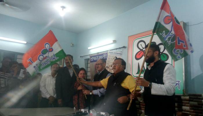 উলুবেড়িয়া উপনির্বাচনে বিজেপির 'সম্ভাব্য প্রার্থী'কেই দলে টেনে মুকুলকে ধাক্কা দিল তৃণমূল উলুবেড়িয়া উপনির্বাচনে বিজেপির 'সম্ভাব্য প্রার্থী'কেই দলে টেনে মুকুলকে ধাক্কা দিল তৃণমূল