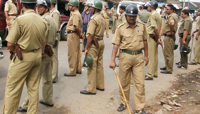 অপরাধীদের না ধরে কেন আক্রান্তদের হেনস্থা করছে পুলিস? প্রতিবাদে তুমুল বিক্ষোভ অপরাধীদের না ধরে কেন আক্রান্তদের হেনস্থা করছে পুলিস? প্রতিবাদে তুমুল বিক্ষোভ