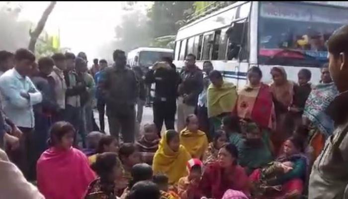‘ধর্ষণের পর খুন’, দেহ নিয়ে রাজ্য সড়ক অবরোধ ‘ধর্ষণের পর খুন’, দেহ নিয়ে রাজ্য সড়ক অবরোধ