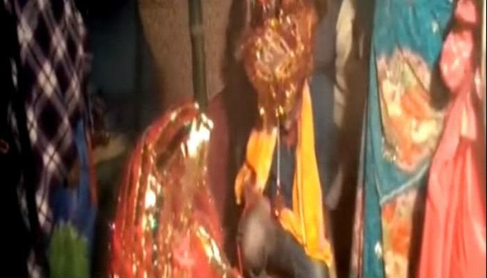বন্দুক দেখিয়ে জোর করে বিয়ে, সিঁদুর পরাতে গিয়ে কেঁদে ভাসালেন পাত্র বন্দুক দেখিয়ে জোর করে বিয়ে, সিঁদুর পরাতে গিয়ে কেঁদে ভাসালেন পাত্র