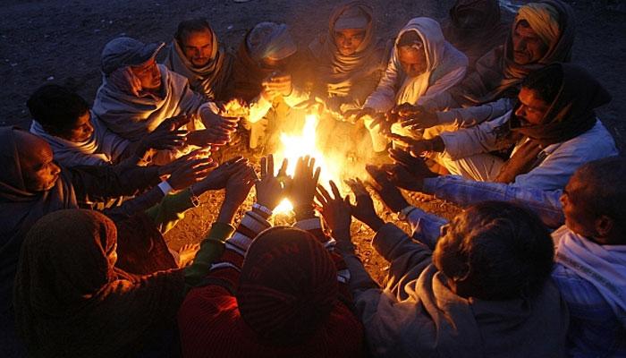 মারকুটে মেজাজে শীত, জেলাগুলিতে ঠান্ডায় জবুথবু দশা মারকুটে মেজাজে শীত, জেলাগুলিতে ঠান্ডায় জবুথবু দশা