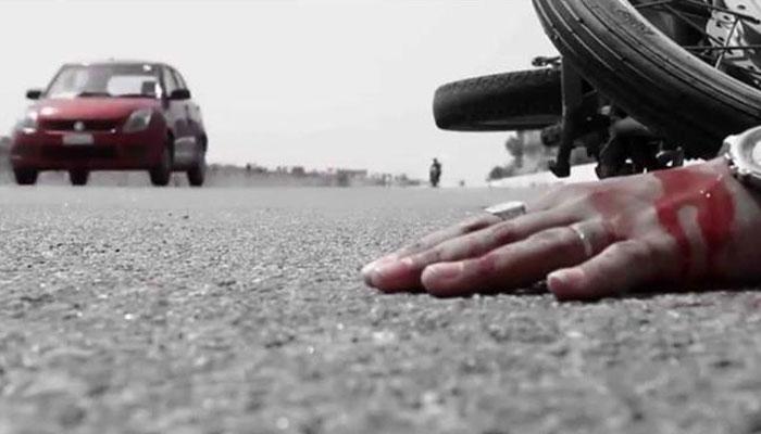 সাইকেল আরোহীকে ধাক্কা পুলিসের গাড়ির, উত্তপ্ত জলপাইগুড়ির রাজবাড়ি পাড়া এলাকা সাইকেল আরোহীকে ধাক্কা পুলিসের গাড়ির, উত্তপ্ত জলপাইগুড়ির রাজবাড়ি পাড়া এলাকা