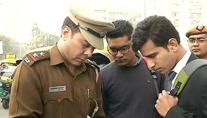 প্রকাশ্যে সিগারেট খেলেই জরিমানা দিল্লি পুলিসের প্রকাশ্যে সিগারেট খেলেই জরিমানা দিল্লি পুলিসের