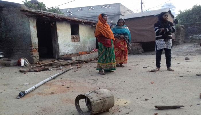 রাত হতেই টালির চালে পড়ছে ইট, দিনেরবেলায় বাড়ি ভাঙচুর, পুরুষশূন্য এলাকা রাত হতেই টালির চালে পড়ছে ইট, দিনেরবেলায় বাড়ি ভাঙচুর, পুরুষশূন্য এলাকা