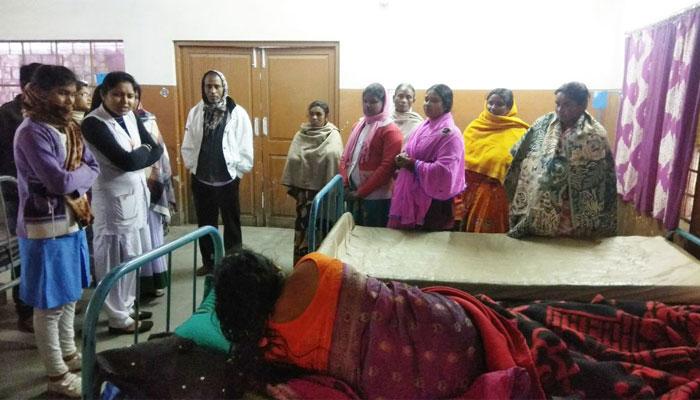গাড়ি করে এসে হাসপাতালে ফেলে দেওয়া হল অর্ধনগ্ন মহিলার দেহ! গাড়ি করে এসে হাসপাতালে ফেলে দেওয়া হল অর্ধনগ্ন মহিলার দেহ!
