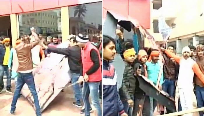 'পদ্মাবতে'র মুক্তির বিরোধিতায় বিহারে সিনেমাহলে ভাঙচুর করনি সেনার 'পদ্মাবতে'র মুক্তির বিরোধিতায় বিহারে সিনেমাহলে ভাঙচুর করনি সেনার