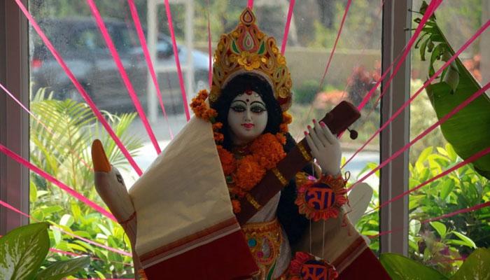 আজ সরস্বতী পুজো, শীতের হাল্কা আমেজে বাগদেবীর আরাধনায় মেতেছে বাঙালি আজ সরস্বতী পুজো, শীতের হাল্কা আমেজে বাগদেবীর আরাধনায় মেতেছে বাঙালি