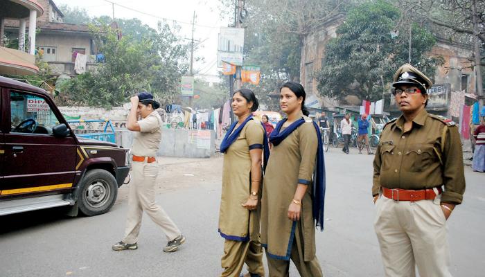 প্রকাশ্যে টেনে হিঁচড়ে মার যুবতীকে, ‘প্রেমিক’কে প্রশ্রয় পুলিসের প্রকাশ্যে টেনে হিঁচড়ে মার যুবতীকে, ‘প্রেমিক’কে প্রশ্রয় পুলিসের
