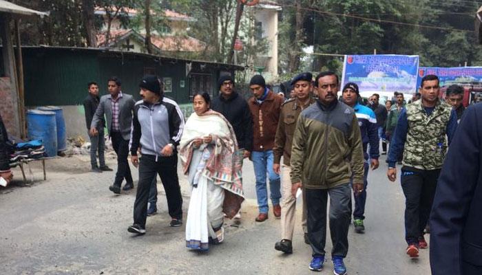 কেমন আছেন, প্রশ্ন নিয়ে দার্জিলিয়ের পথে ঘাটে মমতা কেমন আছেন, প্রশ্ন নিয়ে দার্জিলিয়ের পথে ঘাটে মমতা