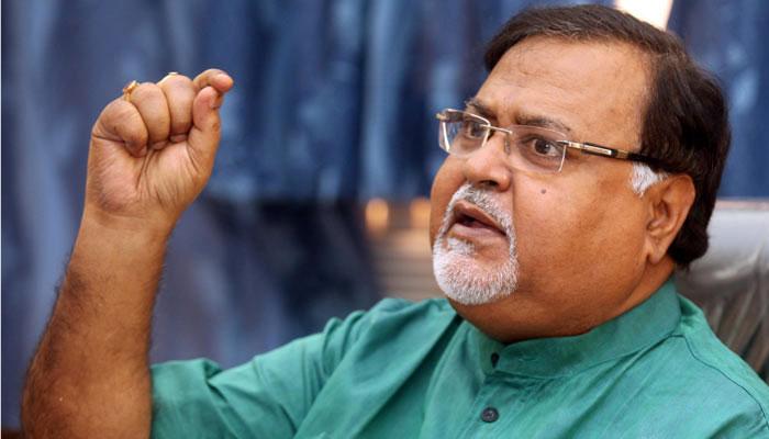 ছেলে মেয়েদের ধমকে নিজের পোস্টার খোলালেন পার্থ ছেলে মেয়েদের ধমকে নিজের পোস্টার খোলালেন পার্থ