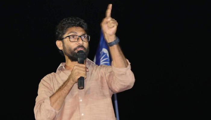 বিক্ষোভ কর্মসূচিতে যোগ দেওয়ার আগেই গুজরাটে আটক জিগনেশ মেওয়ানি বিক্ষোভ কর্মসূচিতে যোগ দেওয়ার আগেই গুজরাটে আটক জিগনেশ মেওয়ানি