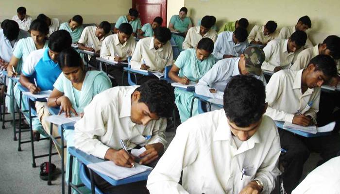 জুতো-মোজা নৈব নৈব চ, নীতীশ রাজ্যে চটি পায়ে পরীক্ষার দেবে পড়ুয়ারা জুতো-মোজা নৈব নৈব চ, নীতীশ রাজ্যে চটি পায়ে পরীক্ষার দেবে পড়ুয়ারা