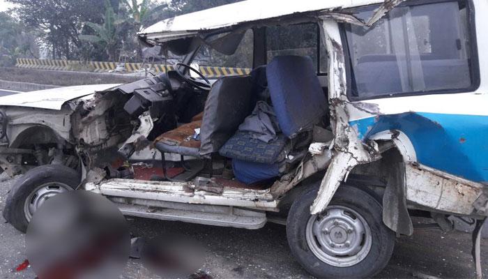 ট্রাক্টরের পিছনে পুলিসের গাড়ির ধাক্কা, মৃত ১, গুরুতর জখম ৫ ট্রাক্টরের পিছনে পুলিসের গাড়ির ধাক্কা, মৃত ১, গুরুতর জখম ৫
