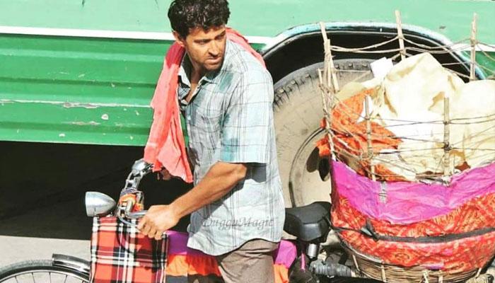 জয়পুরের রাস্তায় সাইকেল চালিয়ে পাঁপড় বিক্রি করছেন ঋত্বিক! জয়পুরের রাস্তায় সাইকেল চালিয়ে পাঁপড় বিক্রি করছেন ঋত্বিক!