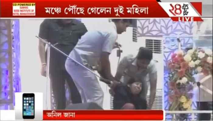 পুলিসের চোখে ধুলো দিয়ে মমতার মঞ্চে দুই মহিলা, মুখ্যমন্ত্রীর নিরাপত্তা নিয়ে প্রশ্ন পুলিসের চোখে ধুলো দিয়ে মমতার মঞ্চে দুই মহিলা, মুখ্যমন্ত্রীর নিরাপত্তা নিয়ে প্রশ্ন
