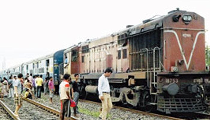 চলন্ত ট্রেনের এসি কামরায় ছাত্রীর শ্লীলতাহানি চলন্ত ট্রেনের এসি কামরায় ছাত্রীর শ্লীলতাহানি
