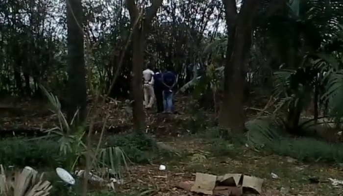 হাওড়ায় বাঁশবাগানে উদ্ধার যুবকের ঝুলসানো দেহ, নিম্নাঙ্গে একাধিক আঘাতের চিহ্ন হাওড়ায় বাঁশবাগানে উদ্ধার যুবকের ঝুলসানো দেহ, নিম্নাঙ্গে একাধিক আঘাতের চিহ্ন