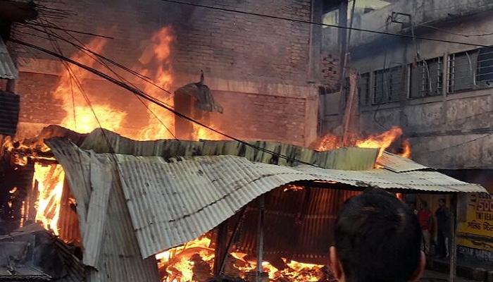 আগুনে ছাই আস্ত কাপড়ের দোকান, ক্ষতি ৩০ লাখ আগুনে ছাই আস্ত কাপড়ের দোকান, ক্ষতি ৩০ লাখ